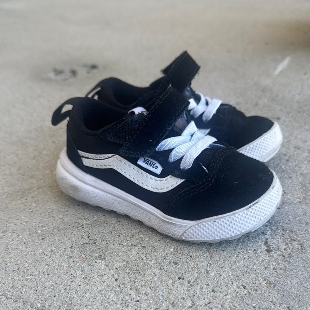 Vans Black and White Ultrarange
